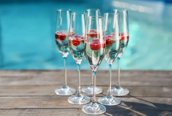 Bicchieri di champagne con lampone — Foto Stock