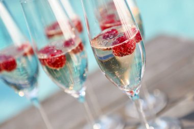 Ahududu ile şampanya bardağı