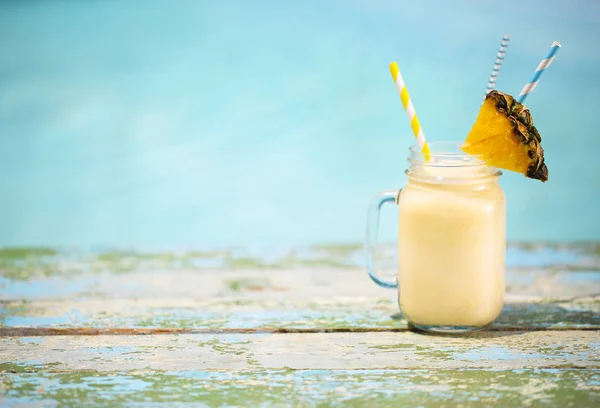 Coquetel de abacaxi exótico perto da piscina. Pina colada — Fotografia de Stock