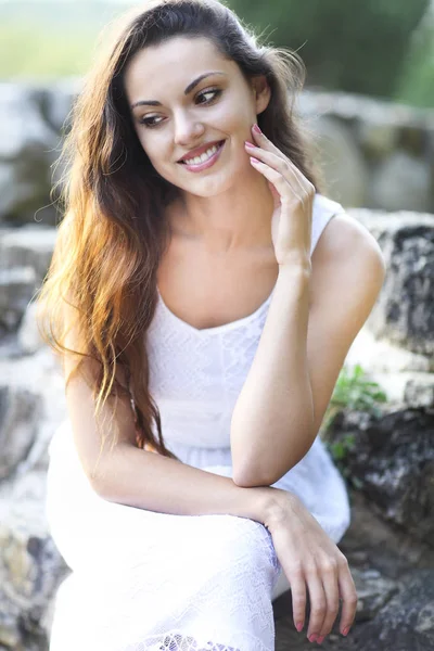 Jonge mooie natuurlijke brunette vrouw op zomer zonsondergang portret — Stockfoto