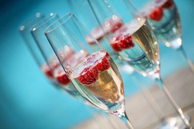 Ahududu ile şampanya bardağı