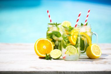 Havuzu yakınındaki narenciye limonata