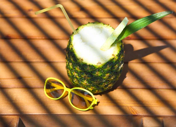 Ahşap arka plan Pina colada egzotik kokteylde Pineaple — Stok fotoğraf