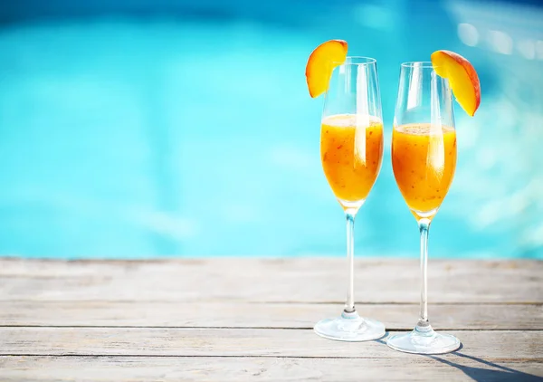 Bicchieri di champagne con cocktail Bellini alla pesca — Foto Stock