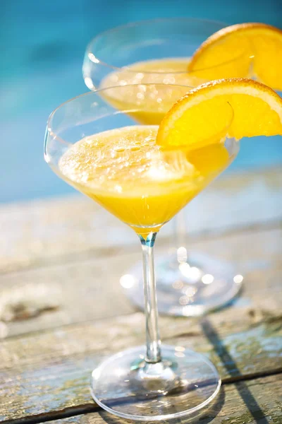 Бокалы для шампанского с апельсиновым ломтиком коктейля Мимоза — стоковое фото