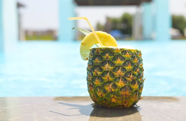 Cóctel exótico de piña cerca de la piscina. Pina colada —  Fotos de Stock