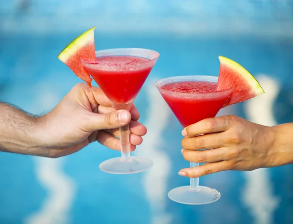 People hold watermelon cocktail near pool — Stock Photo, Image