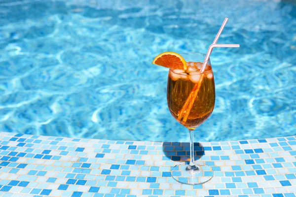 Glass of alcohol cocktail near the pool — Stock Photo, Image