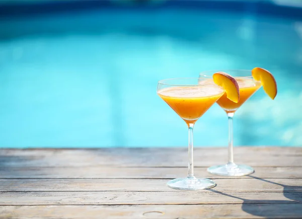 Champagne glasses with peach Bellini cocktail — Stock Photo, Image