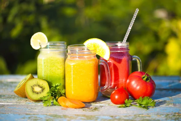Drie glazen van groente en fruit juice — Stockfoto