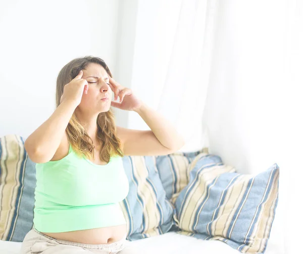 Gravidez, motherhood- close-up de mulher grávida feliz com hea — Fotografia de Stock