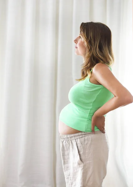 Zwangerschap, moederschap-close-up van gelukkig zwangere vrouw binnenshuis — Stockfoto