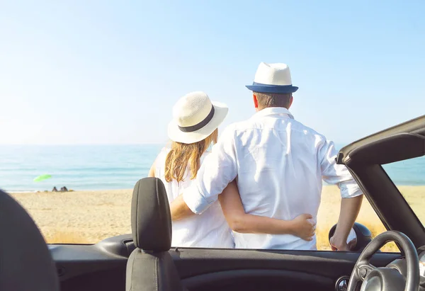 Happy couple near car on the beach Travel and vacation concept — Stock Photo, Image