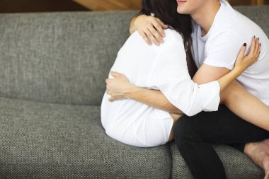 Esmer kadın ve adam yalan ve sarılma. Tendern kavramı