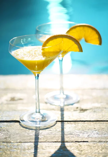 Copas de champán con rebanada de naranja cóctel Mimosa — Foto de Stock