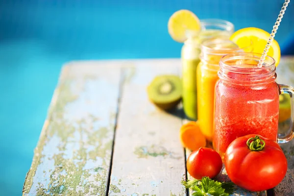 Tre glas av grönsaker och frukt juice — Stockfoto