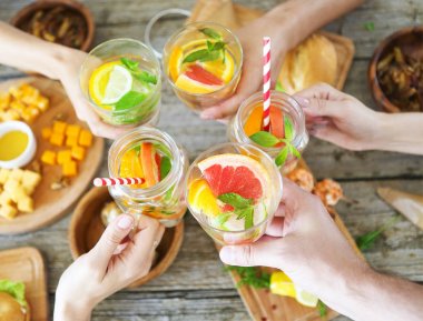 Limonata ile aile yemeği