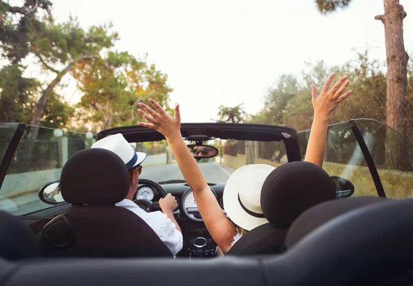 Couple heureux conduisant en voiture — Photo