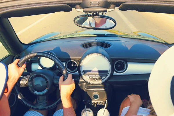 Pareja feliz conduciendo en coche — Foto de Stock