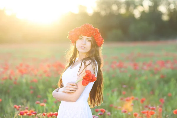 罂粟的外地年轻幸福的女人 — 图库照片