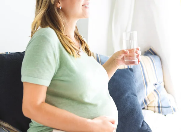 Zwangerschap, moederschap-close-up van gelukkig zwangere vrouw — Stockfoto