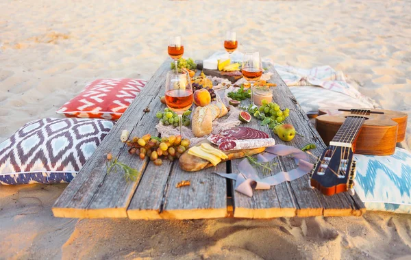 Pohled shora beach piknikový stůl — Stock fotografie