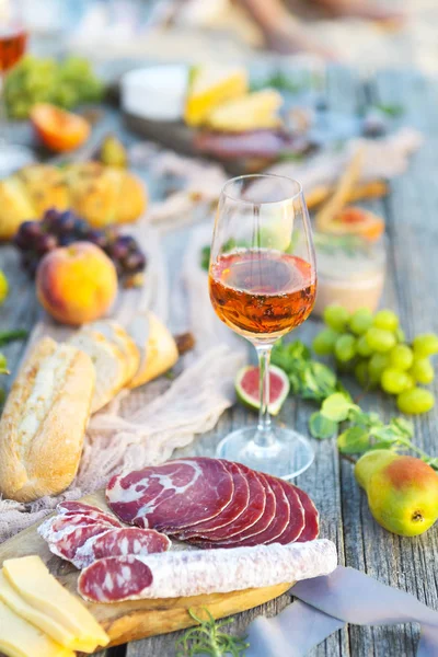 Picnic con frutas de vino rosa carne y queso — Foto de Stock