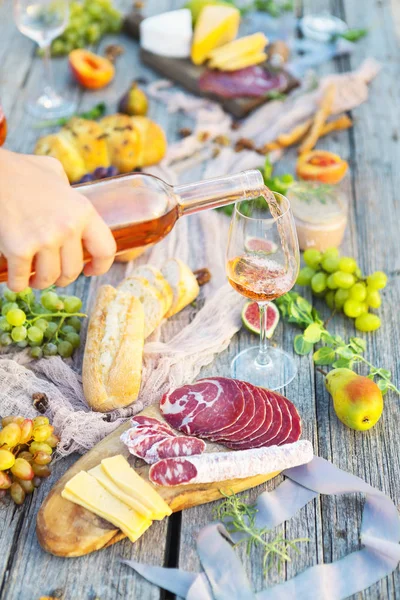 Pique-nique avec des fruits de vin de rose viande et fromage — Photo