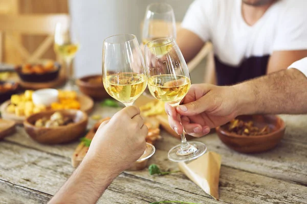 Руки с бокалами белого вина — стоковое фото
