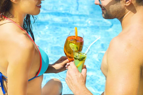 Pareja joven se relajan en la piscina — Foto de Stock