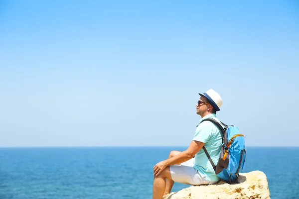 Man on rock above the sea — Stock Photo, Image