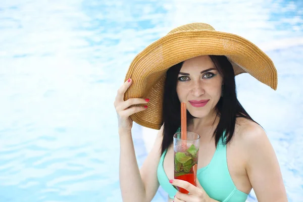 Real beleza feminina desfrutando de suas férias de verão na piscina — Fotografia de Stock