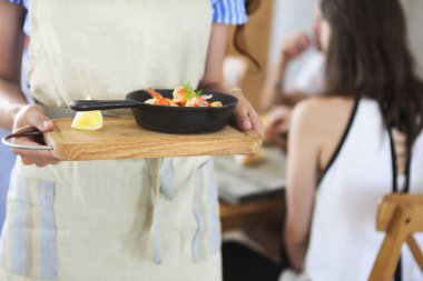 Garson ile kızartma tavası