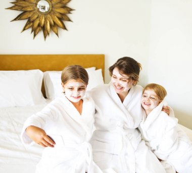 Mutlu anne ve kızları selfie yapıyor