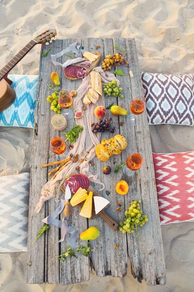 Blick auf den Strand Picknicktisch — Stockfoto