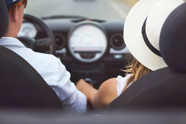Gelukkige paar rijden op landweg in auto — Stockfoto