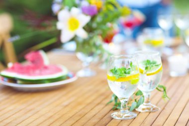 Masanın üzerinde doğal limonata