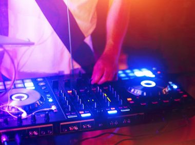 DJ gece kulübünde şarkıyı karıştırıyor. 