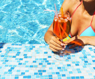 Genç kadın kokteyl içme havuzu içinde