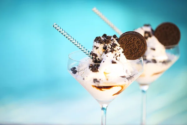 Ванильное мороженое с шоколадным соусом и печеньем — стоковое фото