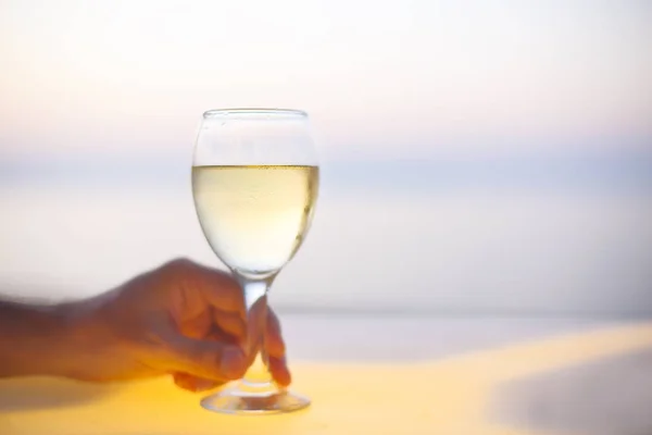 Uomo rilassante con bicchiere di vino bianco sulla spiaggia — Foto Stock