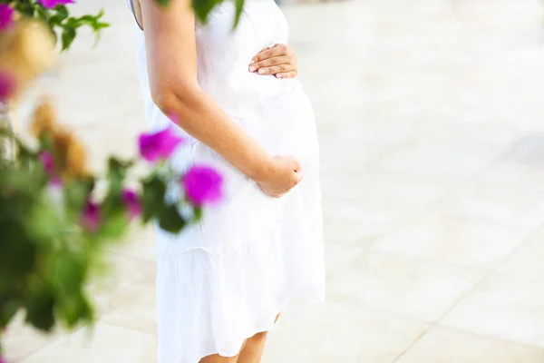 Bella donna incinta rilassarsi all'aperto nel parco — Foto Stock