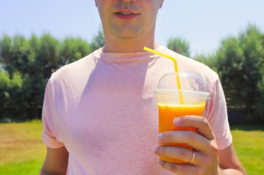 Fitness egzersiz üzerinde çalışıyor sonra içme sebze güler yüzlü adam