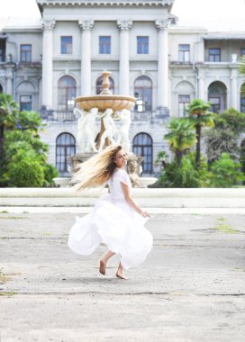 Park açık havada güzel çalışan gelin 