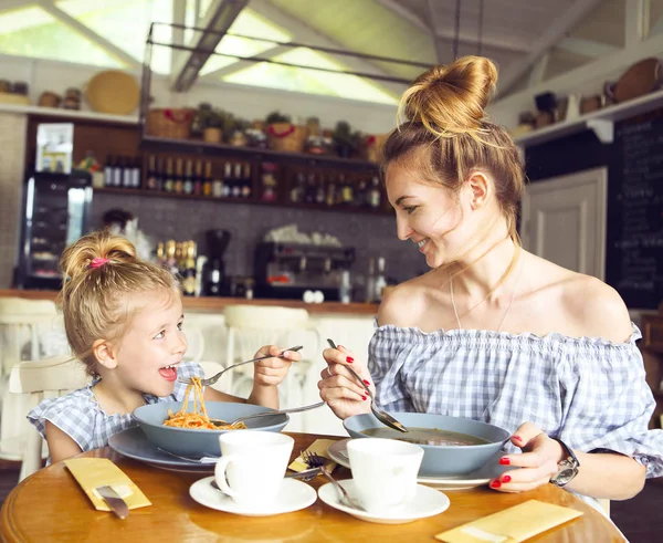 Mère et fille dans un restaurant — Photo