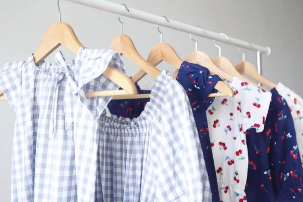 Vielfalt an lässigen Kleidern auf Kleiderbügeln — Stockfoto