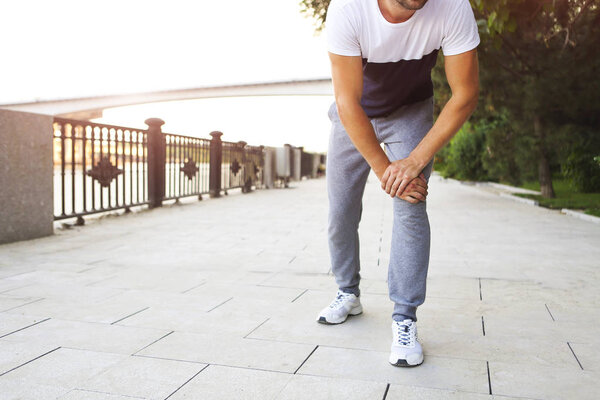 Man out jogging with knee pain 