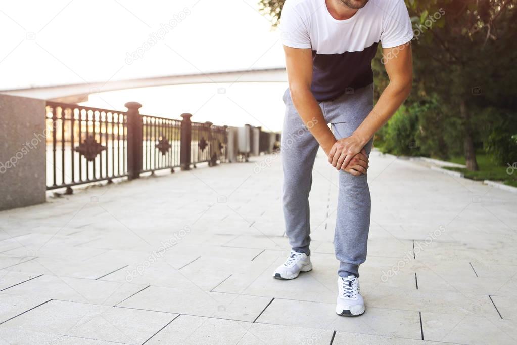 Man out jogging with knee pain 