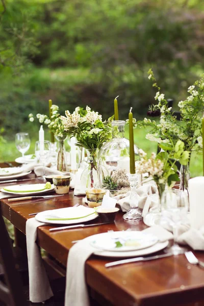 Decoração de mesa de casamento com vasos de cristal, flores e farelo de cereais — Fotografia de Stock