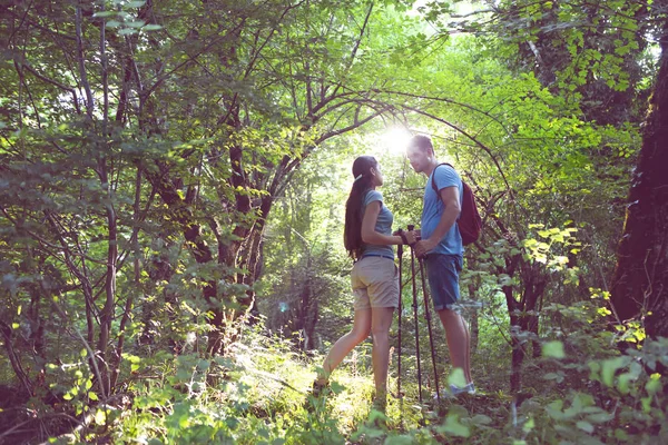 Woman and man hiking in mountains with backpack — Stock Photo, Image